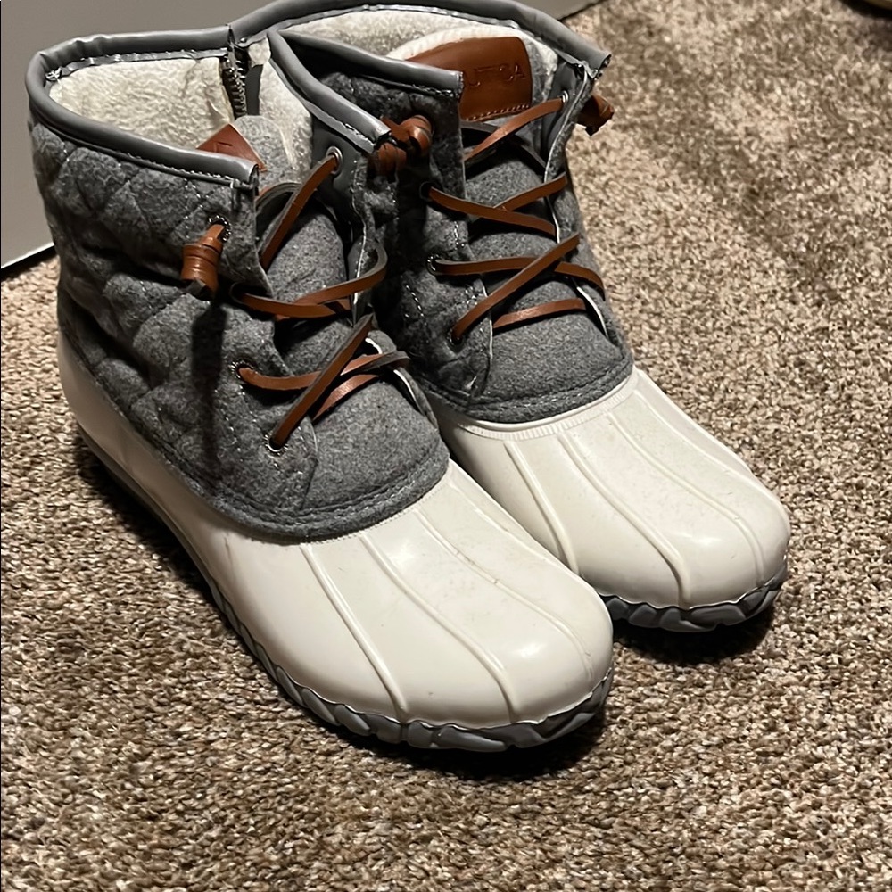 Nautica Gray and White Winter Boots